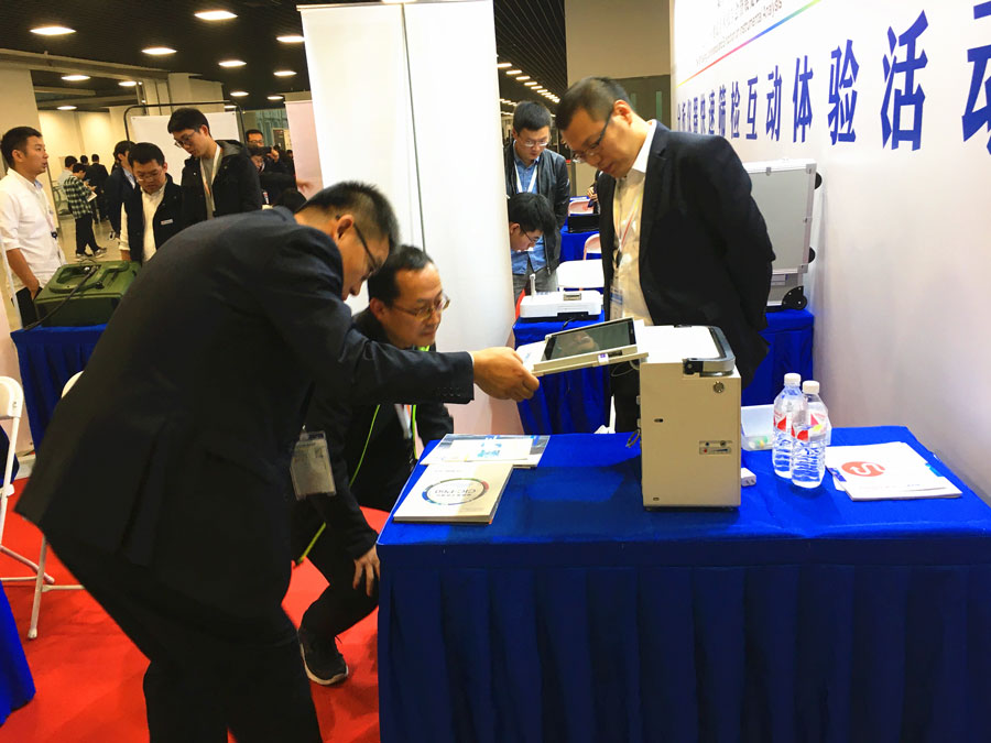 展会现场仪器演示 展会现场仪器演示