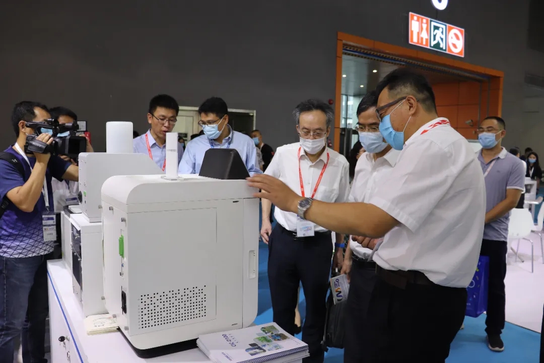 广东省科技厅龚建文巡视员及中国昭通分析测试中心测试钻研所陈江韩所长一行莅临UG环球展位参观领导 广东省科技厅龚建文巡视员及中国昭通分析测试中心测试钻研所陈江韩所长一行莅临UG环球展位参观领导