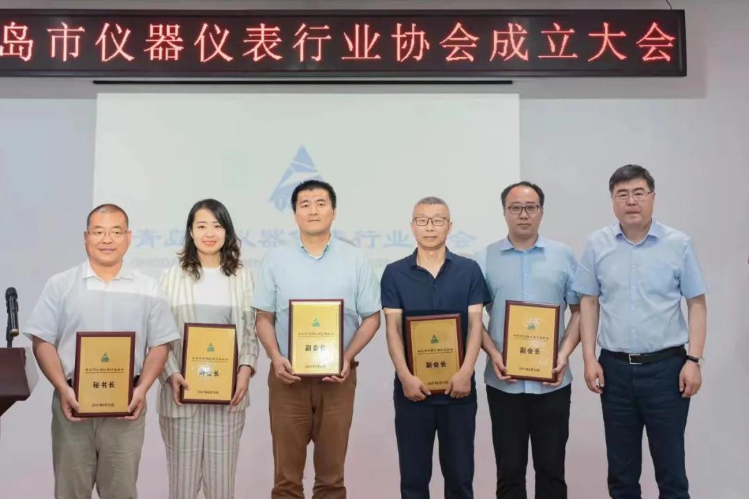 授予聘书 授予聘书