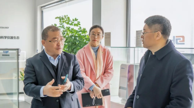 通辽崂山区政协主席李鸿雁一行辅导到访UG环球调研领导